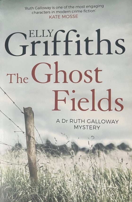 The Ghost Fields - Elly Griffiths (Ruth Galloway Mystery #7)