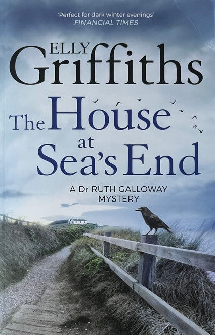The House at Sea's End - Elly Griffiths (Ruth Galloway Mystery #3)