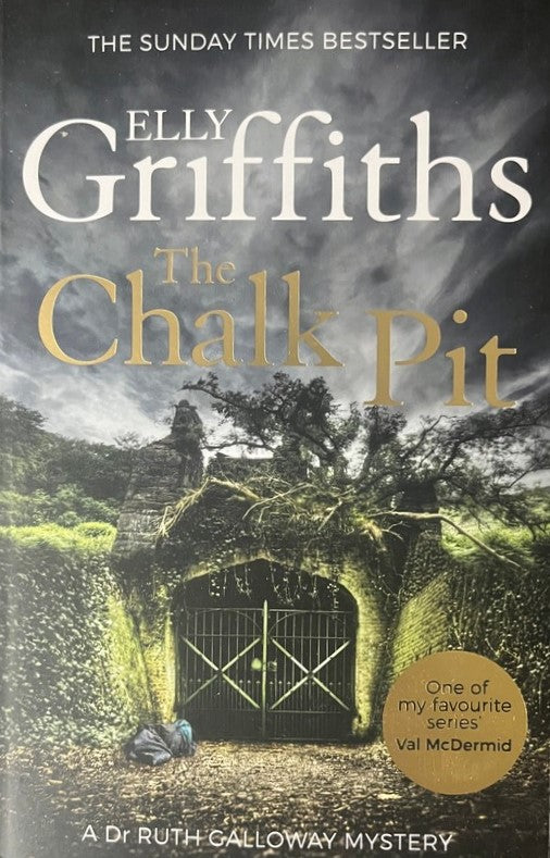 The Chalk Pitt - Elly Griffiths (Ruth Galloway Mystery #9)